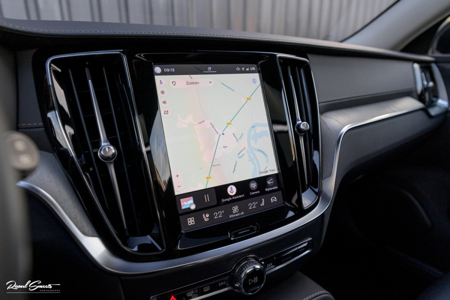 Volvo V60 2.0 T8 Plug-in hybrid AWD Ultimate Dark | Zwenkbare trekhaak | Panoramadak | Stoelmassage + verkoeling | Memory | Head-up |