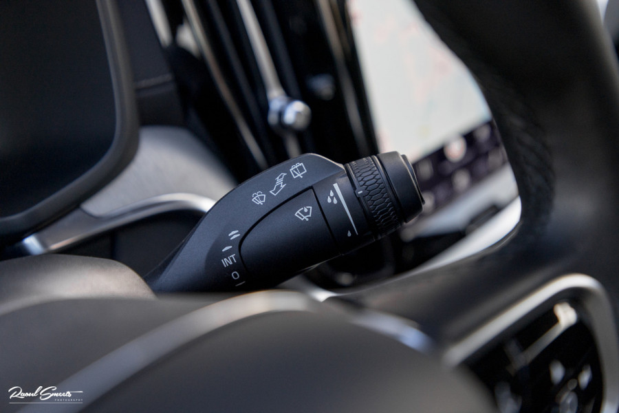 Volvo V60 2.0 T8 Plug-in hybrid AWD Ultimate Dark | Zwenkbare trekhaak | Panoramadak | Stoelmassage + verkoeling | Memory | Head-up |
