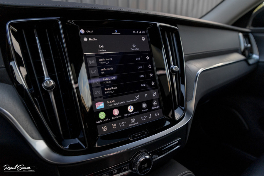 Volvo V60 2.0 T8 Plug-in hybrid AWD Ultimate Dark | Zwenkbare trekhaak | Panoramadak | Stoelmassage + verkoeling | Memory | Head-up |