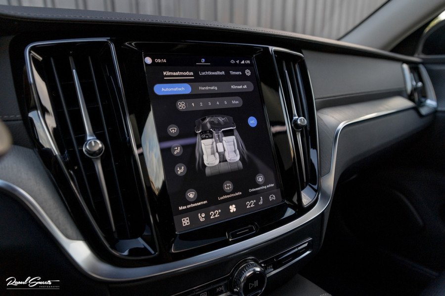 Volvo V60 2.0 T8 Plug-in hybrid AWD Ultimate Dark | Zwenkbare trekhaak | Panoramadak | Stoelmassage + verkoeling | Memory | Head-up |