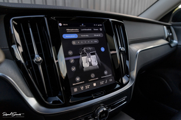 Volvo V60 2.0 T8 Plug-in hybrid AWD Ultimate Dark | Zwenkbare trekhaak | Panoramadak | Stoelmassage + verkoeling | Memory | Head-up |