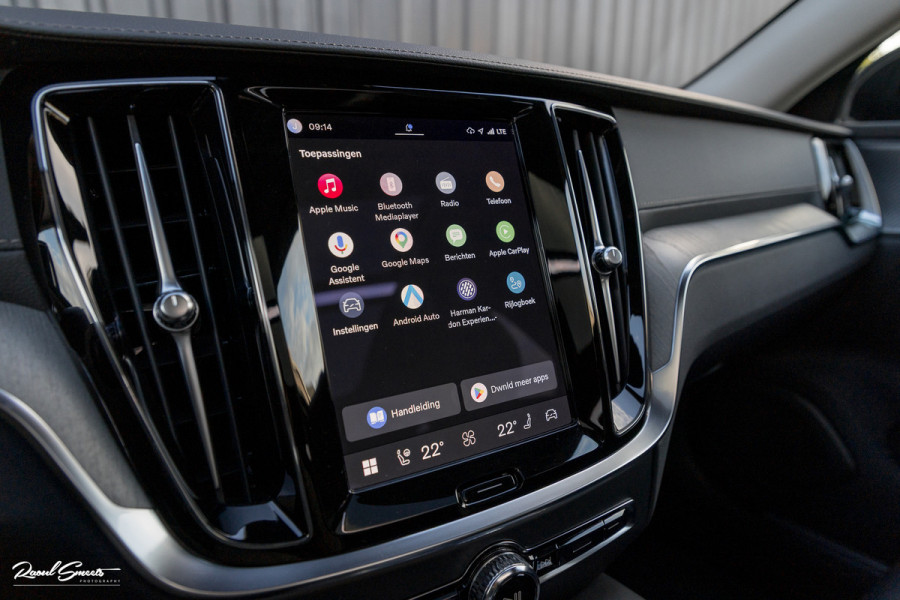 Volvo V60 2.0 T8 Plug-in hybrid AWD Ultimate Dark | Zwenkbare trekhaak | Panoramadak | Stoelmassage + verkoeling | Memory | Head-up |