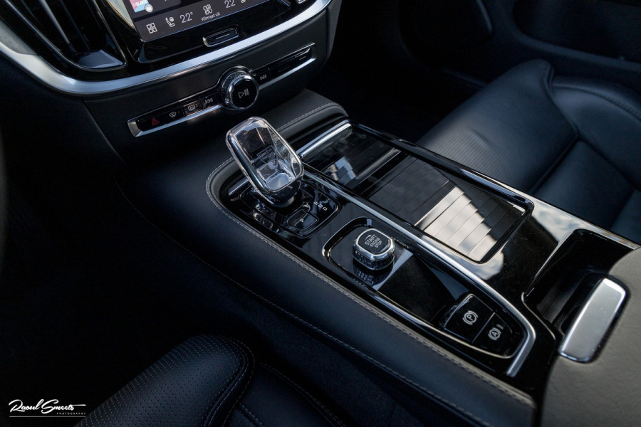 Volvo V60 2.0 T8 Plug-in hybrid AWD Ultimate Dark | Zwenkbare trekhaak | Panoramadak | Stoelmassage + verkoeling | Memory | Head-up |