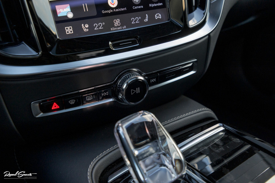 Volvo V60 2.0 T8 Plug-in hybrid AWD Ultimate Dark | Zwenkbare trekhaak | Panoramadak | Stoelmassage + verkoeling | Memory | Head-up |