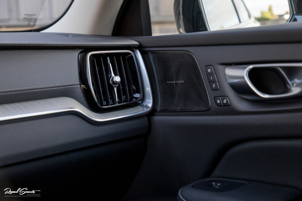Volvo V60 2.0 T8 Plug-in hybrid AWD Ultimate Dark | Zwenkbare trekhaak | Panoramadak | Stoelmassage + verkoeling | Memory | Head-up |