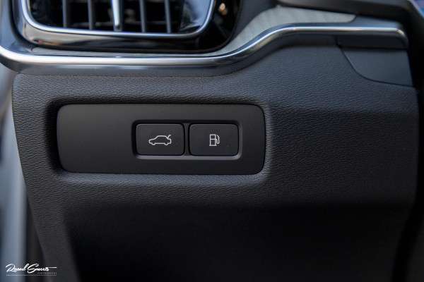 Volvo V60 2.0 T8 Plug-in hybrid AWD Ultimate Dark | Zwenkbare trekhaak | Panoramadak | Stoelmassage + verkoeling | Memory | Head-up |
