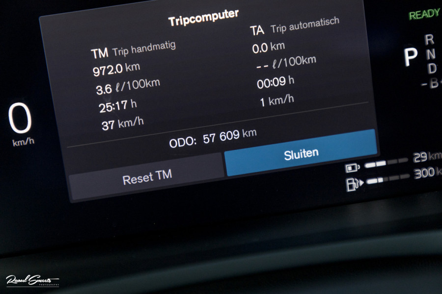 Volvo V60 2.0 T8 Plug-in hybrid AWD Ultimate Dark | Zwenkbare trekhaak | Panoramadak | Stoelmassage + verkoeling | Memory | Head-up |