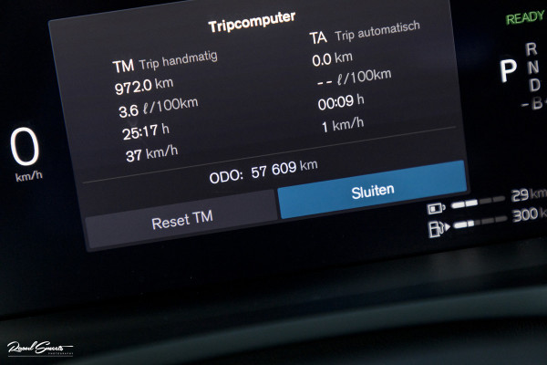 Volvo V60 2.0 T8 Plug-in hybrid AWD Ultimate Dark | Zwenkbare trekhaak | Panoramadak | Stoelmassage + verkoeling | Memory | Head-up |