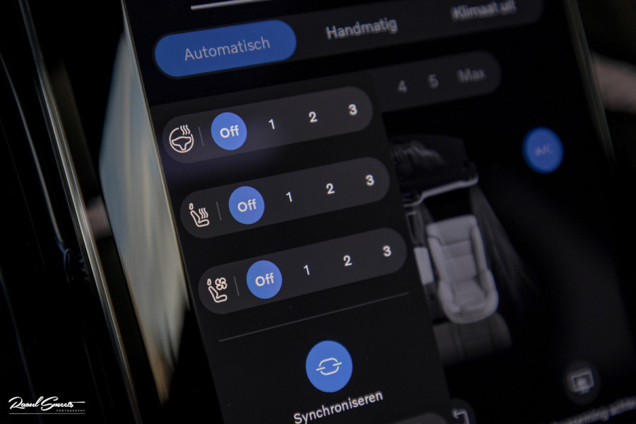 Volvo V60 2.0 T8 Plug-in hybrid AWD Ultimate Dark | Zwenkbare trekhaak | Panoramadak | Stoelmassage + verkoeling | Memory | Head-up |