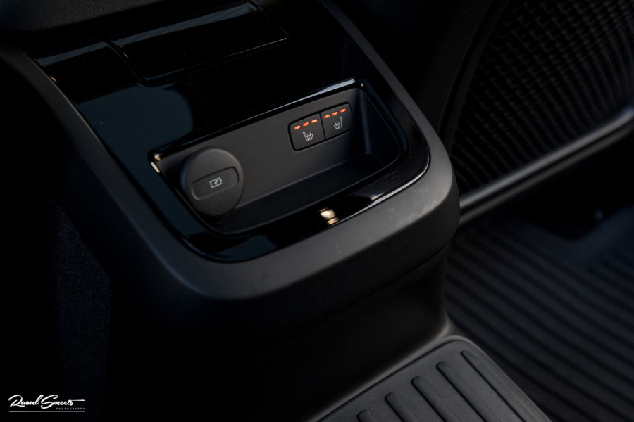 Volvo V60 2.0 T8 Plug-in hybrid AWD Ultimate Dark | Zwenkbare trekhaak | Panoramadak | Stoelmassage + verkoeling | Memory | Head-up |