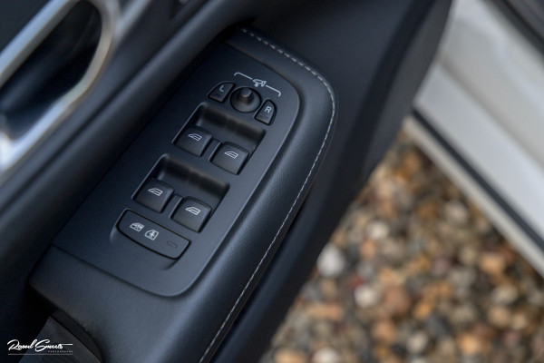 Volvo V60 2.0 T8 Plug-in hybrid AWD Ultimate Dark | Zwenkbare trekhaak | Panoramadak | Stoelmassage + verkoeling | Memory | Head-up |
