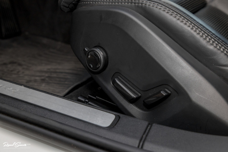 Volvo V60 2.0 T8 Plug-in hybrid AWD Ultimate Dark | Zwenkbare trekhaak | Panoramadak | Stoelmassage + verkoeling | Memory | Head-up |