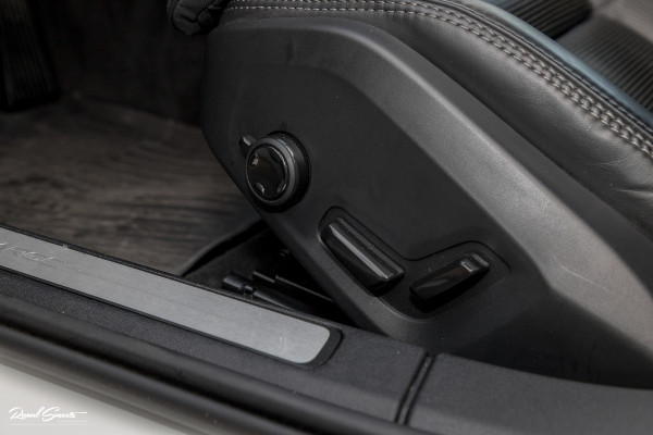 Volvo V60 2.0 T8 Plug-in hybrid AWD Ultimate Dark | Zwenkbare trekhaak | Panoramadak | Stoelmassage + verkoeling | Memory | Head-up |