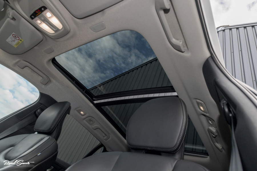 Volvo V60 2.0 T8 Plug-in hybrid AWD Ultimate Dark | Zwenkbare trekhaak | Panoramadak | Stoelmassage + verkoeling | Memory | Head-up |