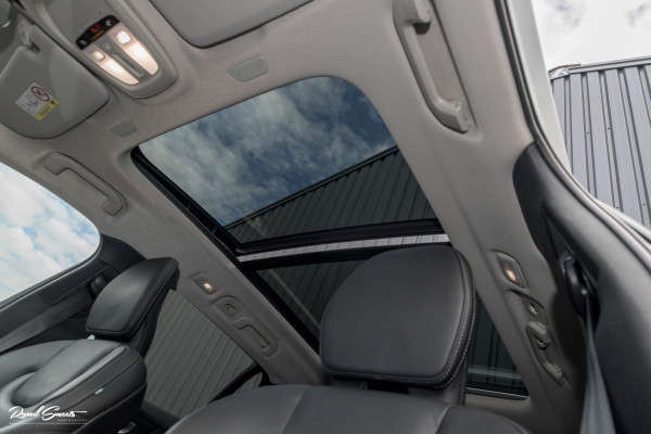Volvo V60 2.0 T8 Plug-in hybrid AWD Ultimate Dark | Zwenkbare trekhaak | Panoramadak | Stoelmassage + verkoeling | Memory | Head-up |