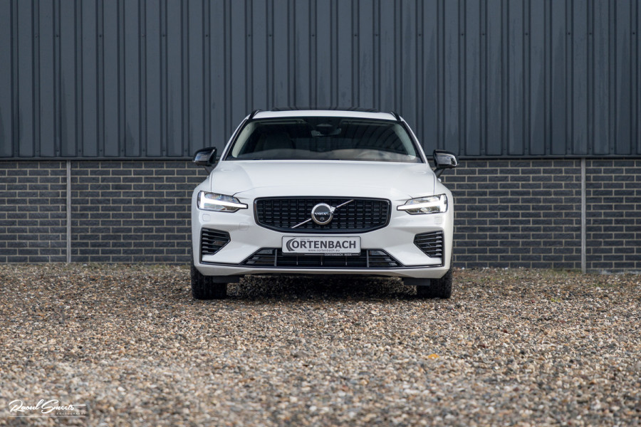 Volvo V60 2.0 T8 Plug-in hybrid AWD Ultimate Dark | Zwenkbare trekhaak | Panoramadak | Stoelmassage + verkoeling | Memory | Head-up |