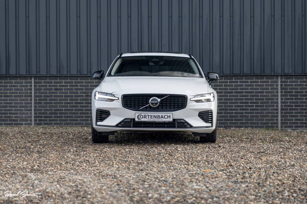 Volvo V60 2.0 T8 Plug-in hybrid AWD Ultimate Dark | Zwenkbare trekhaak | Panoramadak | Stoelmassage + verkoeling | Memory | Head-up |