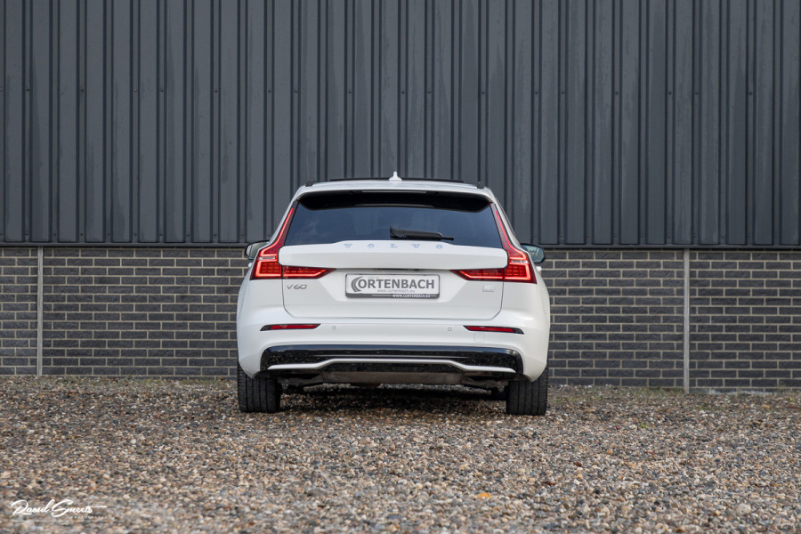 Volvo V60 2.0 T8 Plug-in hybrid AWD Ultimate Dark | Zwenkbare trekhaak | Panoramadak | Stoelmassage + verkoeling | Memory | Head-up |