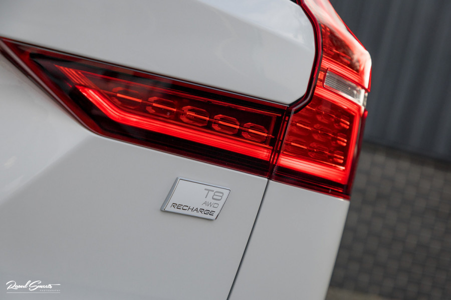Volvo V60 2.0 T8 Plug-in hybrid AWD Ultimate Dark | Zwenkbare trekhaak | Panoramadak | Stoelmassage + verkoeling | Memory | Head-up |