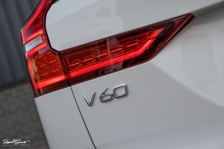Volvo V60 2.0 T8 Plug-in hybrid AWD Ultimate Dark | Zwenkbare trekhaak | Panoramadak | Stoelmassage + verkoeling | Memory | Head-up |