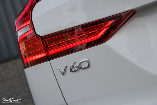 Volvo V60 2.0 T8 Plug-in hybrid AWD Ultimate Dark | Zwenkbare trekhaak | Panoramadak | Stoelmassage + verkoeling | Memory | Head-up |