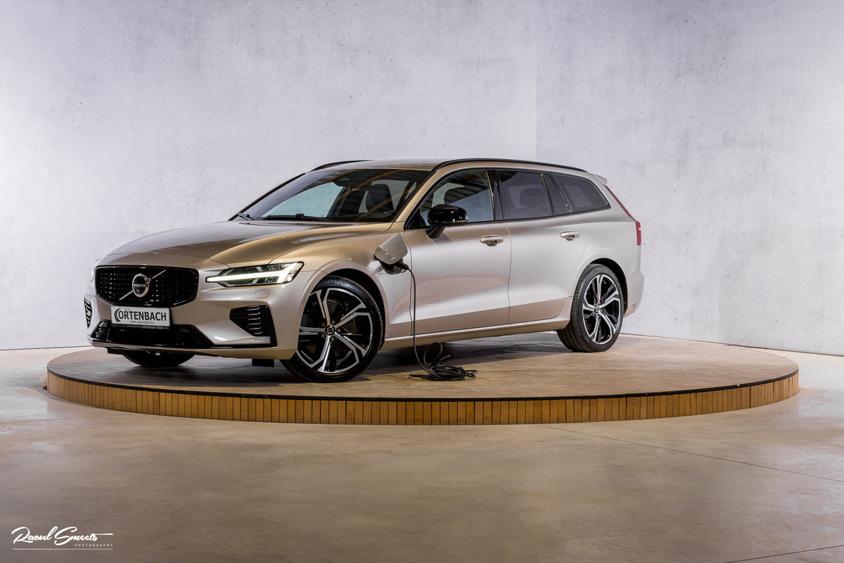 Volvo V60 2.0 T8 Plug-in hybrid AWD Plus Dark | Zwenkbare trekhaak | Adaptieve cruise | Memory  | Blis | Harman Kardon |