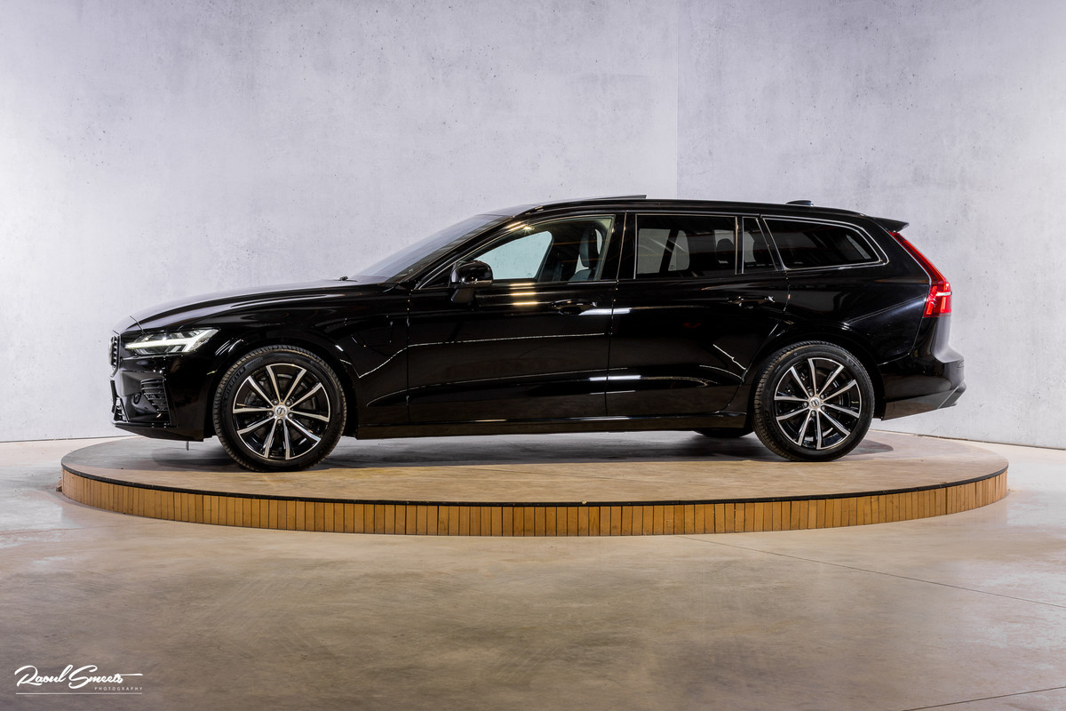 Volvo V60 2.0 T8 Plug-in hybrid AWD Ultimate Dark | Zwenkbare trekhaak | Panoramadak | Adaptieve cruise | Memory | Harman Kardon |