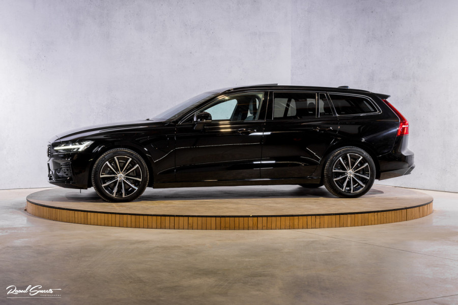 Volvo V60 2.0 T8 Plug-in hybrid AWD Ultimate Dark | Zwenkbare trekhaak | Panoramadak | Adaptieve cruise | Memory | Harman Kardon |