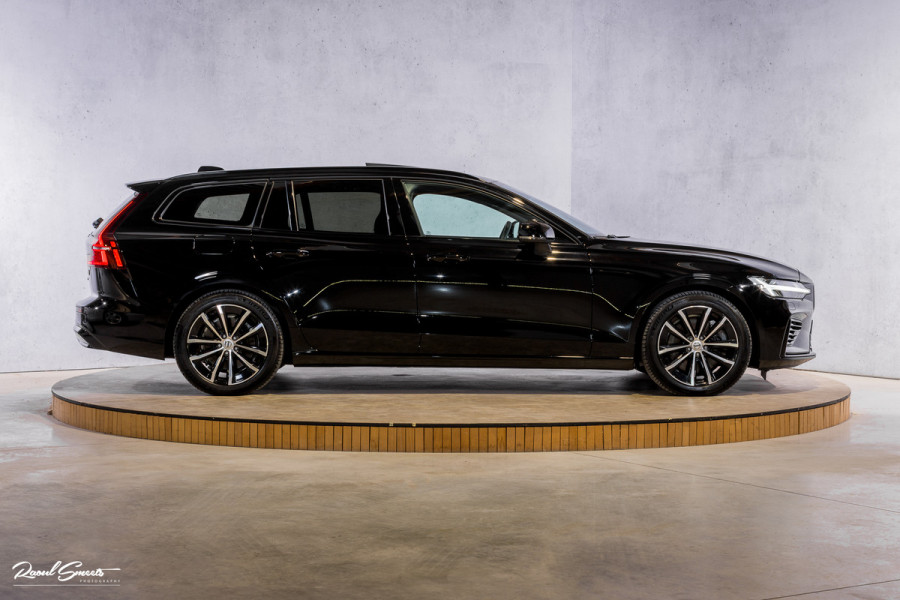 Volvo V60 2.0 T8 Plug-in hybrid AWD Ultimate Dark | Zwenkbare trekhaak | Panoramadak | Adaptieve cruise | Memory | Harman Kardon |