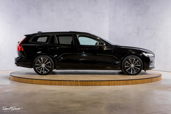 Volvo V60 2.0 T8 Plug-in hybrid AWD Ultimate Dark | Zwenkbare trekhaak | Panoramadak | Adaptieve cruise | Memory | Harman Kardon |