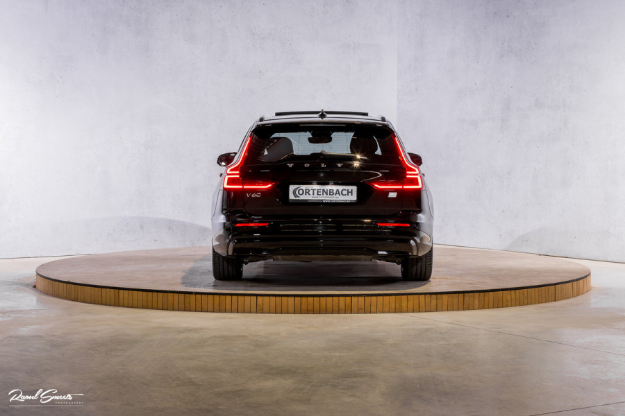 Volvo V60 2.0 T8 Plug-in hybrid AWD Ultimate Dark | Zwenkbare trekhaak | Panoramadak | Adaptieve cruise | Memory | Harman Kardon |
