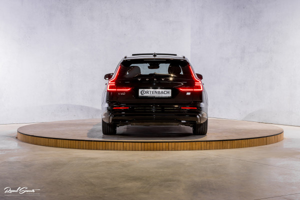 Volvo V60 2.0 T8 Plug-in hybrid AWD Ultimate Dark | Zwenkbare trekhaak | Panoramadak | Adaptieve cruise | Memory | Harman Kardon |