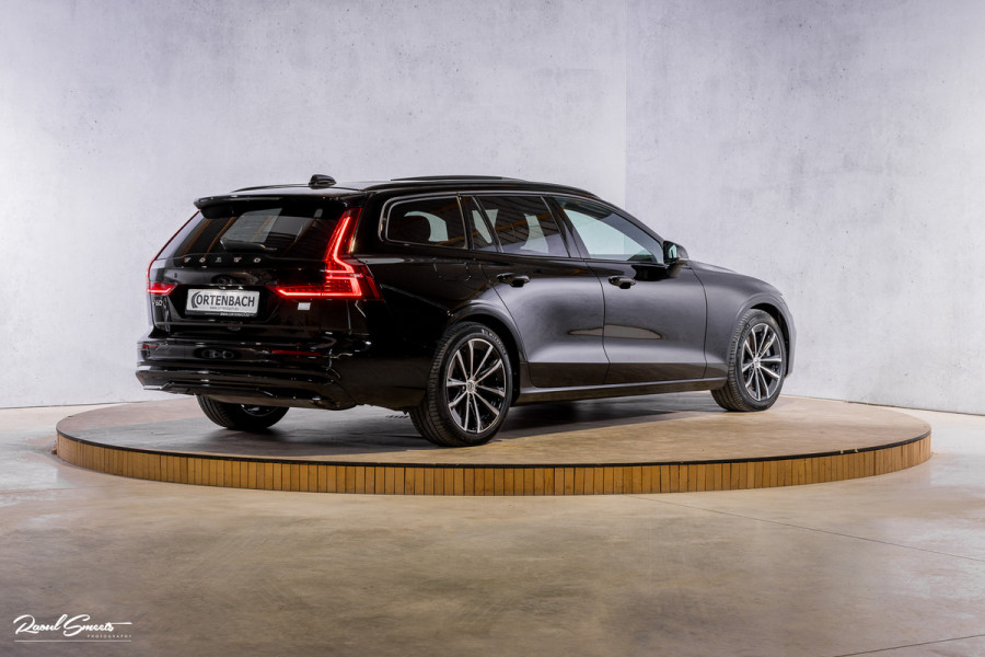 Volvo V60 2.0 T8 Plug-in hybrid AWD Ultimate Dark | Zwenkbare trekhaak | Panoramadak | Adaptieve cruise | Memory | Harman Kardon |