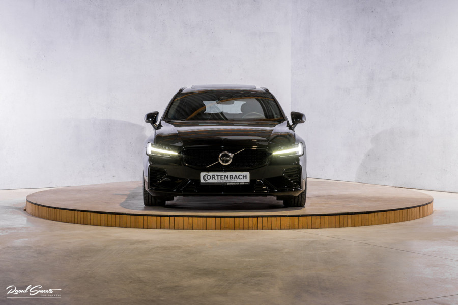 Volvo V60 2.0 T8 Plug-in hybrid AWD Ultimate Dark | Zwenkbare trekhaak | Panoramadak | Adaptieve cruise | Memory | Harman Kardon |