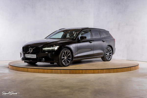 Volvo V60 2.0 T8 Plug-in hybrid AWD Ultimate Dark | Zwenkbare trekhaak | Panoramadak | Adaptieve cruise | Memory | Harman Kardon |
