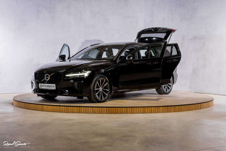 Volvo V60 2.0 T8 Plug-in hybrid AWD Ultimate Dark | Zwenkbare trekhaak | Panoramadak | Adaptieve cruise | Memory | Harman Kardon |