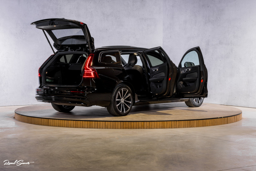 Volvo V60 2.0 T8 Plug-in hybrid AWD Ultimate Dark | Zwenkbare trekhaak | Panoramadak | Adaptieve cruise | Memory | Harman Kardon |