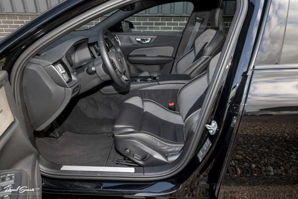 Volvo V60 2.0 T8 Plug-in hybrid AWD Ultimate Dark | Zwenkbare trekhaak | Panoramadak | Adaptieve cruise | Memory | Harman Kardon |