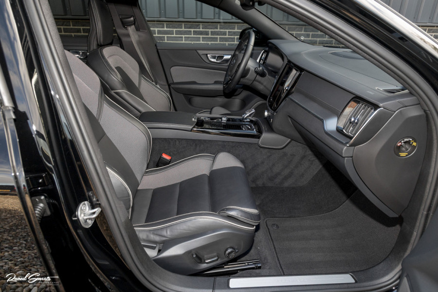 Volvo V60 2.0 T8 Plug-in hybrid AWD Ultimate Dark | Zwenkbare trekhaak | Panoramadak | Adaptieve cruise | Memory | Harman Kardon |