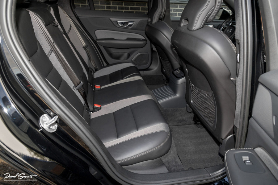 Volvo V60 2.0 T8 Plug-in hybrid AWD Ultimate Dark | Zwenkbare trekhaak | Panoramadak | Adaptieve cruise | Memory | Harman Kardon |