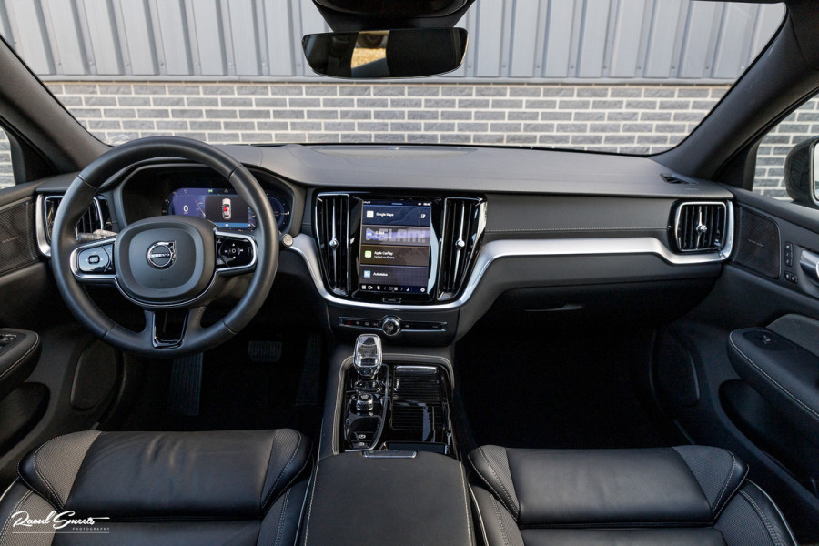 Volvo V60 2.0 T8 Plug-in hybrid AWD Ultimate Dark | Zwenkbare trekhaak | Panoramadak | Adaptieve cruise | Memory | Harman Kardon |