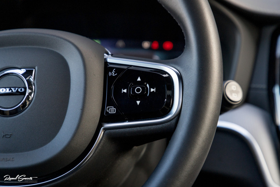Volvo V60 2.0 T8 Plug-in hybrid AWD Ultimate Dark | Zwenkbare trekhaak | Panoramadak | Adaptieve cruise | Memory | Harman Kardon |