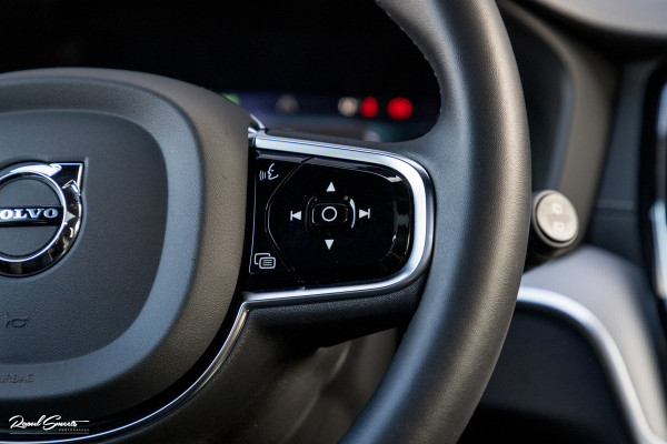 Volvo V60 2.0 T8 Plug-in hybrid AWD Ultimate Dark | Zwenkbare trekhaak | Panoramadak | Adaptieve cruise | Memory | Harman Kardon |