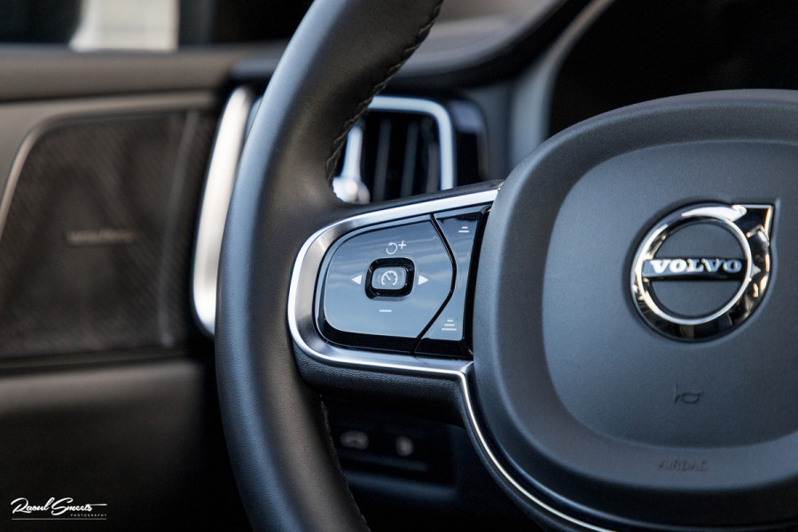 Volvo V60 2.0 T8 Plug-in hybrid AWD Ultimate Dark | Zwenkbare trekhaak | Panoramadak | Adaptieve cruise | Memory | Harman Kardon |