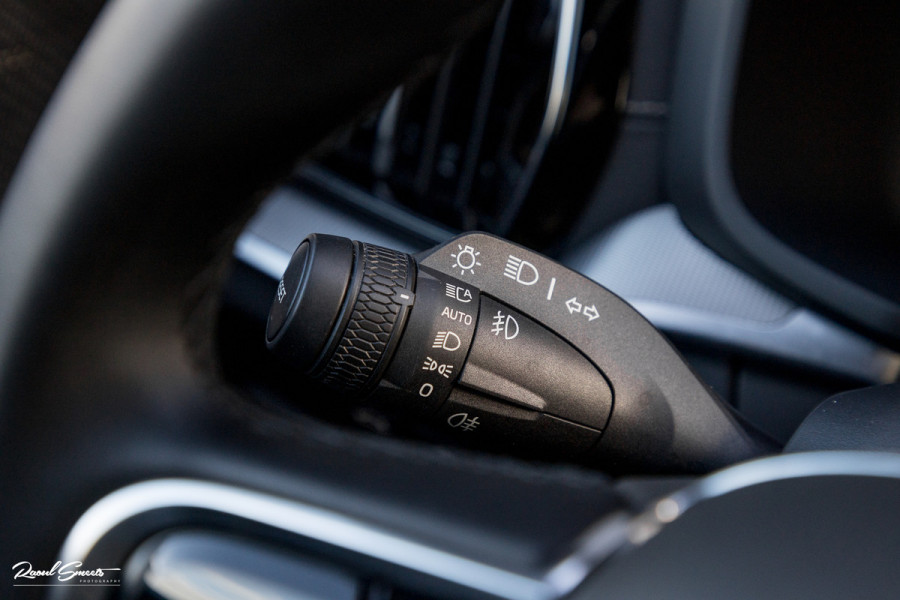 Volvo V60 2.0 T8 Plug-in hybrid AWD Ultimate Dark | Zwenkbare trekhaak | Panoramadak | Adaptieve cruise | Memory | Harman Kardon |