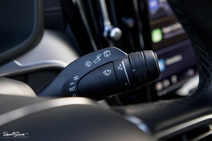 Volvo V60 2.0 T8 Plug-in hybrid AWD Ultimate Dark | Zwenkbare trekhaak | Panoramadak | Adaptieve cruise | Memory | Harman Kardon |