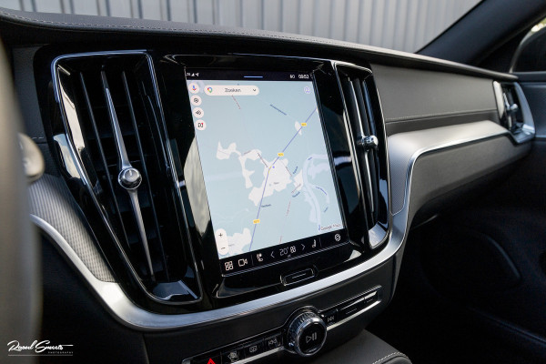 Volvo V60 2.0 T8 Plug-in hybrid AWD Ultimate Dark | Zwenkbare trekhaak | Panoramadak | Adaptieve cruise | Memory | Harman Kardon |