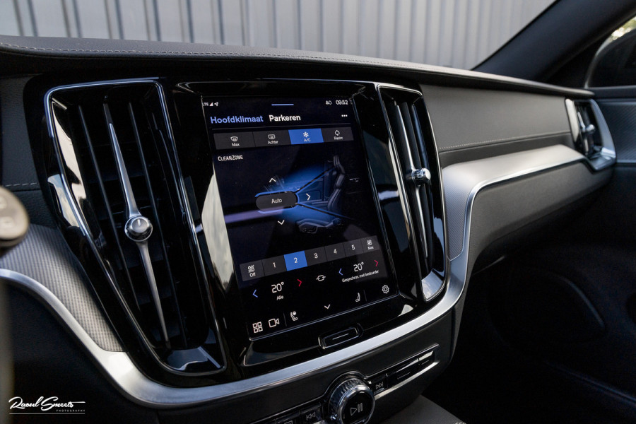 Volvo V60 2.0 T8 Plug-in hybrid AWD Ultimate Dark | Zwenkbare trekhaak | Panoramadak | Adaptieve cruise | Memory | Harman Kardon |