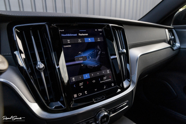 Volvo V60 2.0 T8 Plug-in hybrid AWD Ultimate Dark | Zwenkbare trekhaak | Panoramadak | Adaptieve cruise | Memory | Harman Kardon |
