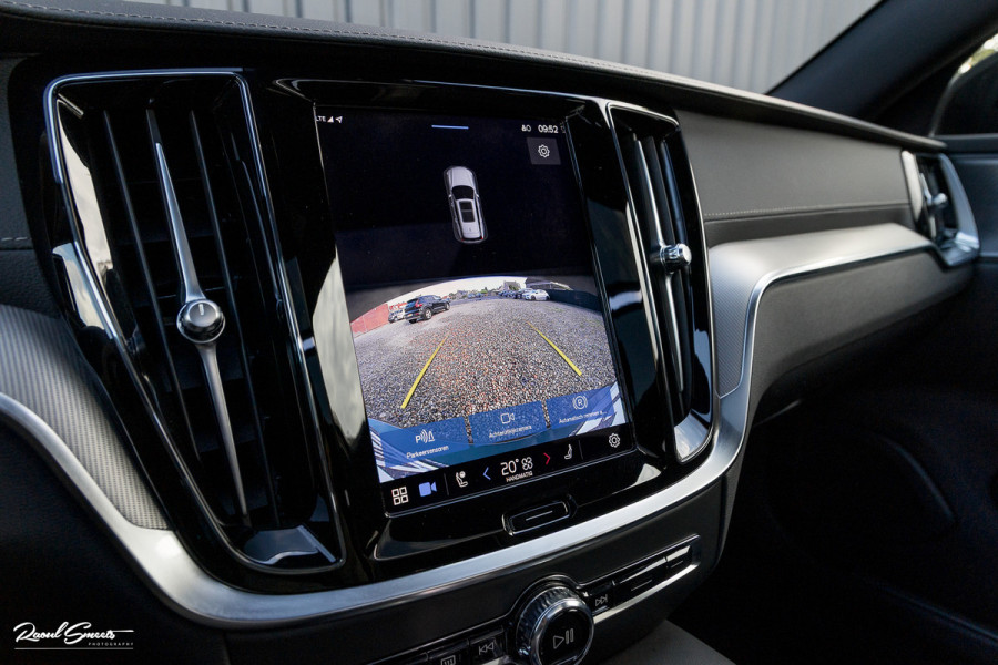 Volvo V60 2.0 T8 Plug-in hybrid AWD Ultimate Dark | Zwenkbare trekhaak | Panoramadak | Adaptieve cruise | Memory | Harman Kardon |